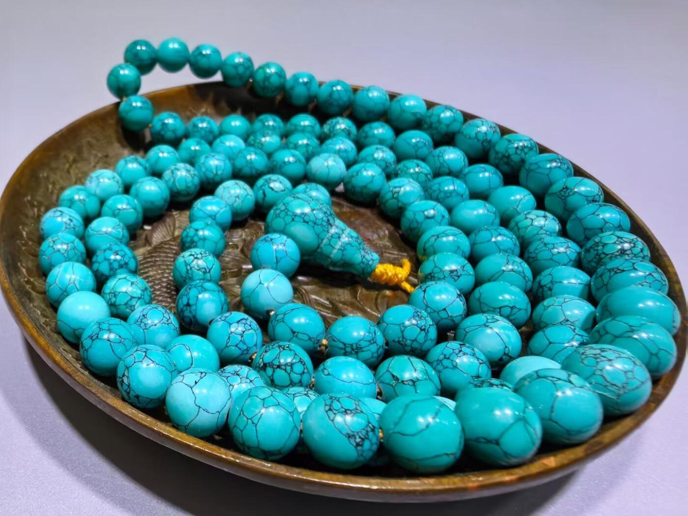 原矿乌兰花高瓷蓝108佛珠手串男女款
瓷度极高
不是所有松石都可以叫高瓷，乌兰花的铁线从可见表面整个贯穿到内部，对松石的瓷度松石硬度都是考验，在打磨成圆珠的过程中稍有闪失那么整颗珠子就废了！这么大尺寸可称为———孤品
尺寸:0.8cm克重:86.1