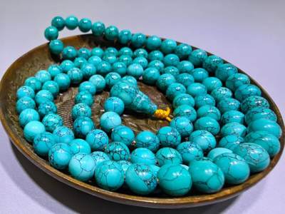 原矿乌兰花高瓷蓝108佛珠手串男女款
瓷度极高
不是所有松石都可以叫高瓷，乌兰花的铁线从可见表面整个贯穿到内部，对松石的瓷度松石硬度都是考验，在打磨成圆珠的过程中稍有闪失那么整颗珠子就废了！这么大尺寸可称为———孤品
尺寸:0.8cm克重:86.1