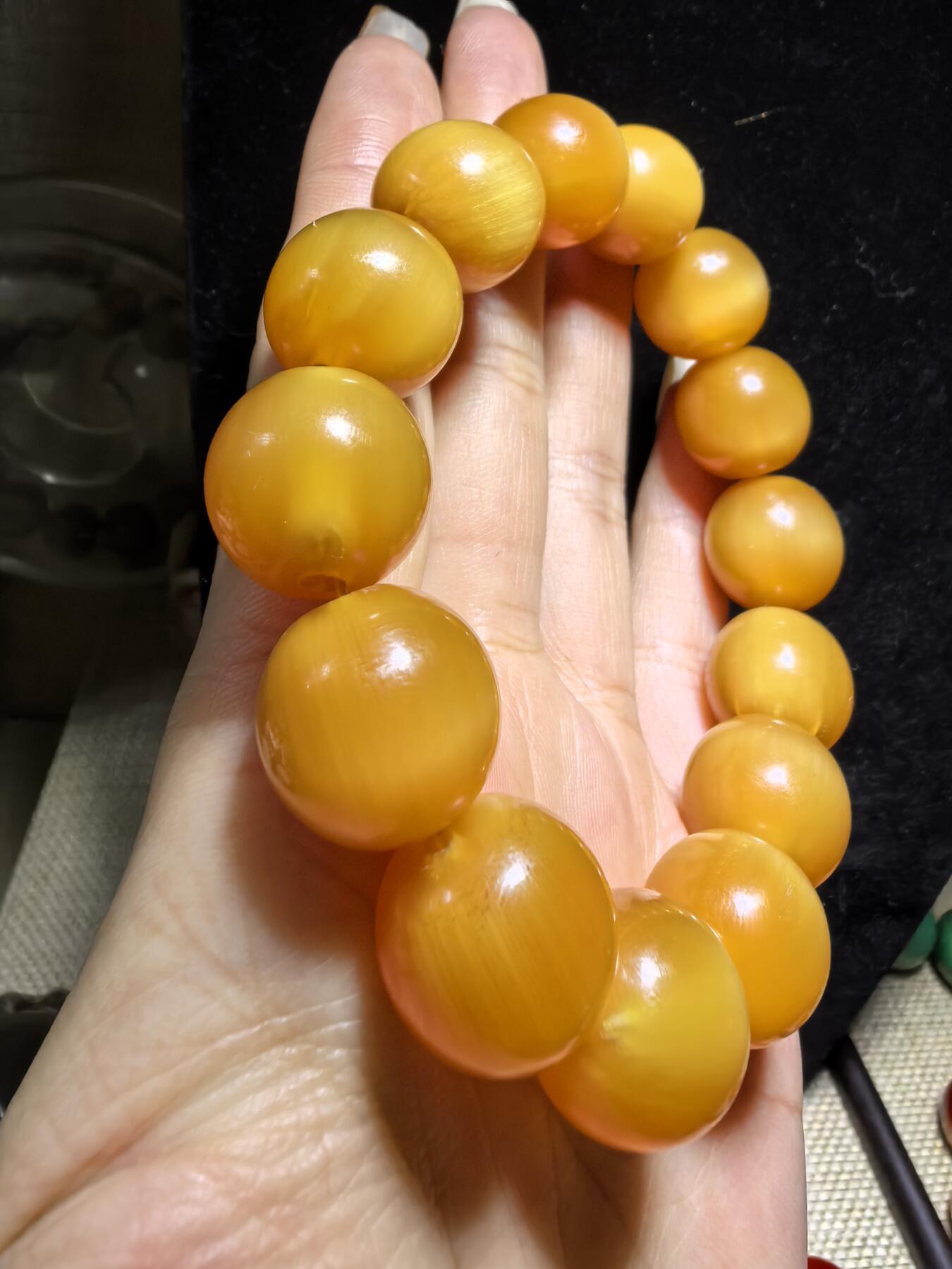 黄金甲佛珠手串，珠体不规圆，已稳定，尺寸1.5cm—1.56cm，温润细腻，猫眼效果较强。