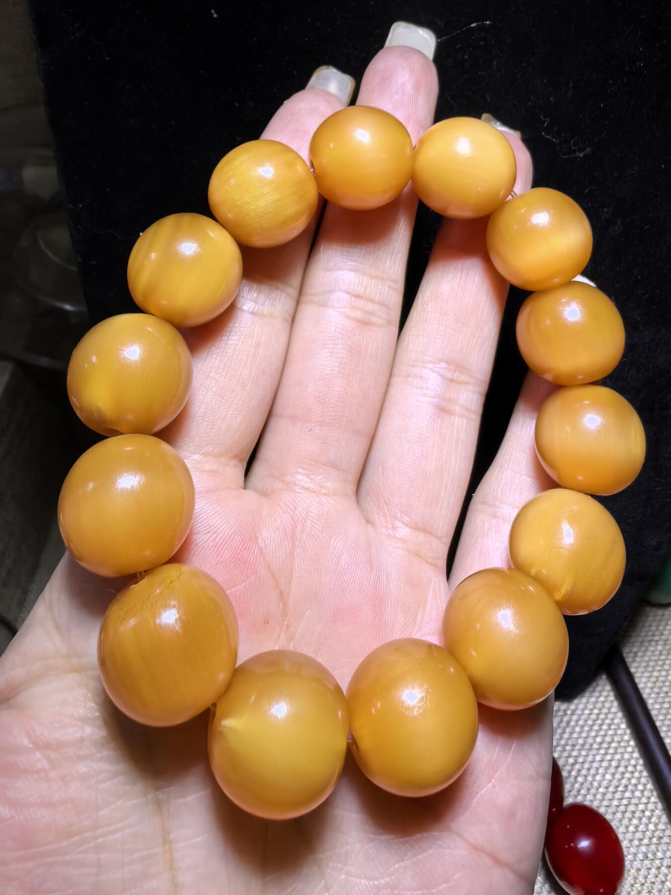 黄金甲佛珠手串，珠体不规圆，已稳定，尺寸1.5cm—1.56cm，温润细腻，猫眼效果较强。