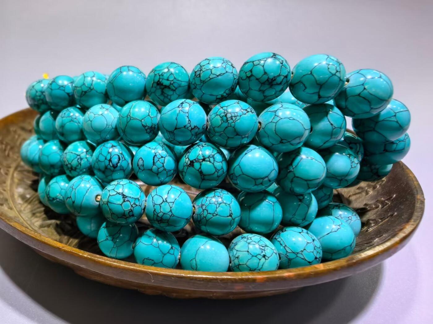 原矿乌兰花高瓷蓝108佛珠手串男女款
瓷度极高
不是所有松石都可以叫高瓷，乌兰花的铁线从可见表面整个贯穿到内部，对松石的瓷度松石硬度都是考验，在打磨成圆珠的过程中稍有闪失那么整颗珠子就废了！这么大尺寸可称为———孤品
尺寸:0.8cm克重:86.1