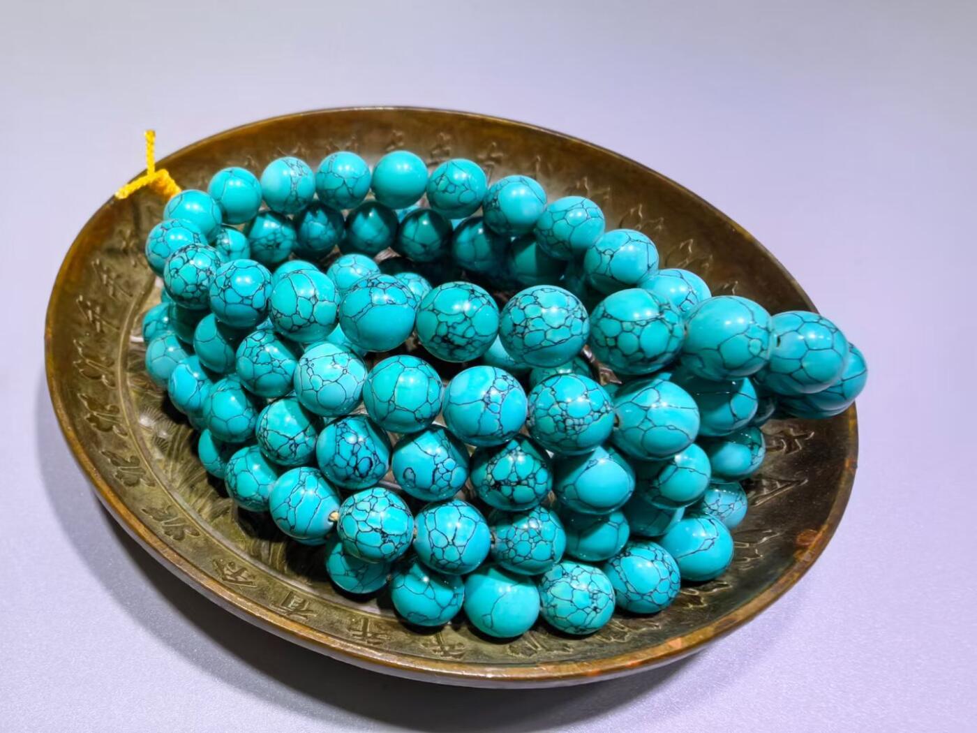 原矿乌兰花高瓷蓝108佛珠手串男女款
瓷度极高
不是所有松石都可以叫高瓷，乌兰花的铁线从可见表面整个贯穿到内部，对松石的瓷度松石硬度都是考验，在打磨成圆珠的过程中稍有闪失那么整颗珠子就废了！这么大尺寸可称为———孤品
尺寸:0.8cm克重:86.1