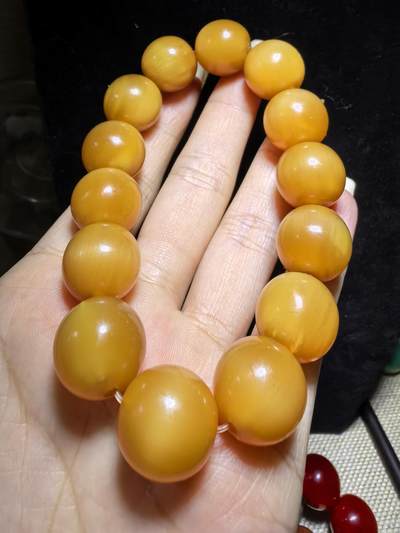 黄金甲佛珠手串，珠体不规圆，已稳定，尺寸1.5cm—1.56cm，温润细腻，猫眼效果较强。