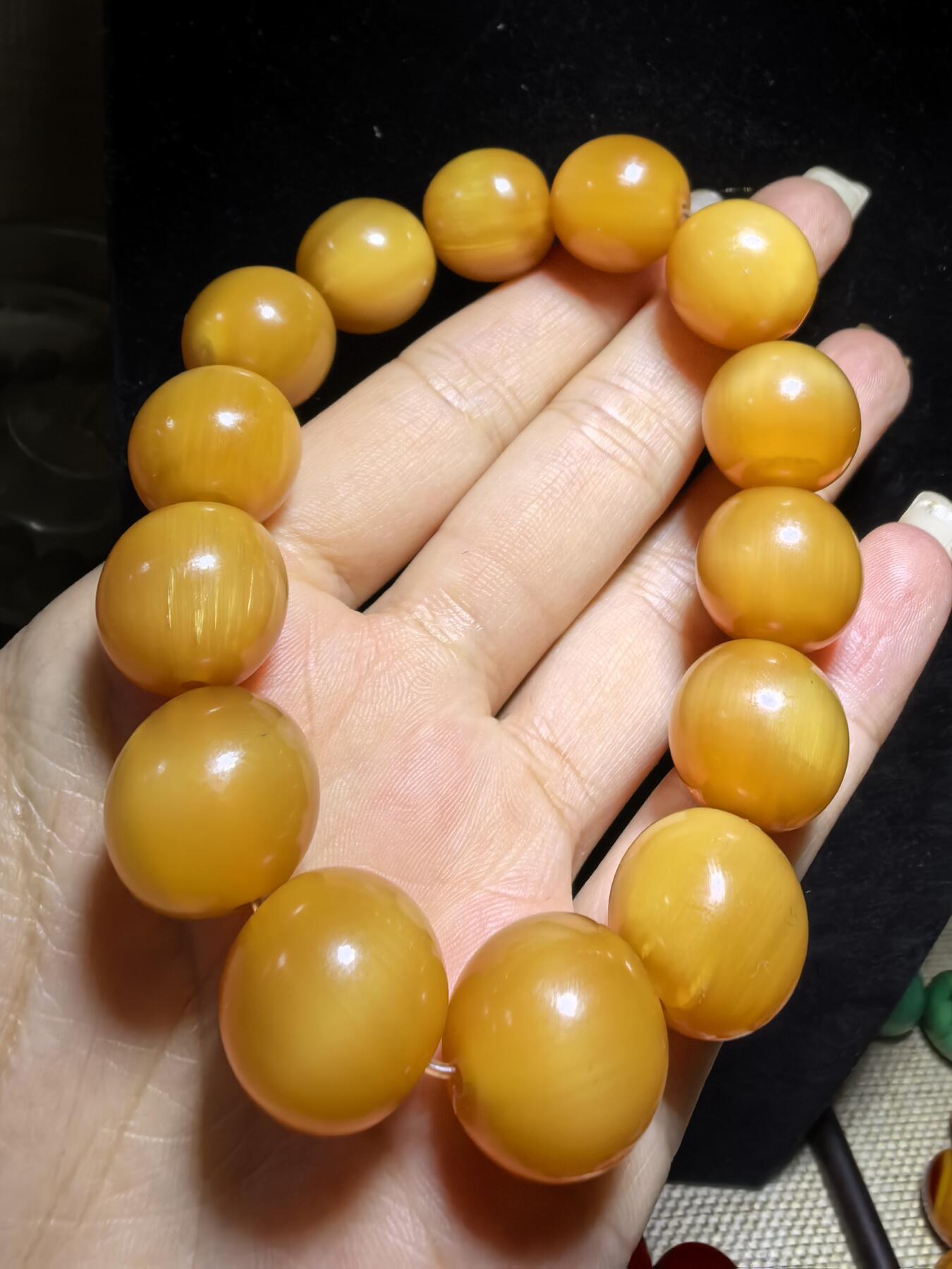 黄金甲佛珠手串，珠体不规圆，已稳定，尺寸1.5cm—1.56cm，温润细腻，猫眼效果较强。