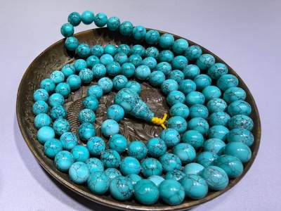 原矿乌兰花高瓷蓝108佛珠手串男女款
瓷度极高
不是所有松石都可以叫高瓷，乌兰花的铁线从可见表面整个贯穿到内部，对松石的瓷度松石硬度都是考验，在打磨成圆珠的过程中稍有闪失那么整颗珠子就废了！这么大尺寸可称为———孤品
尺寸:0.8cm克重:86.1