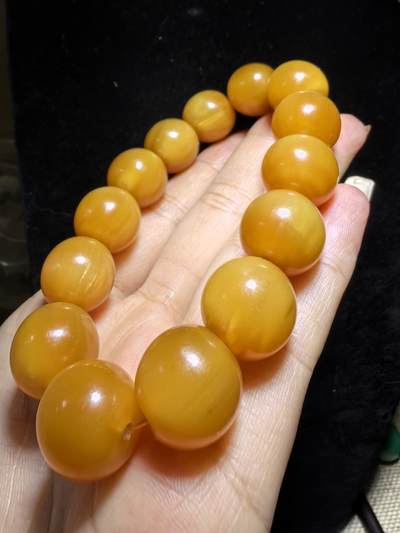 黄金甲佛珠手串，珠体不规圆，已稳定，尺寸1.5cm—1.56cm，温润细腻，猫眼效果较强。