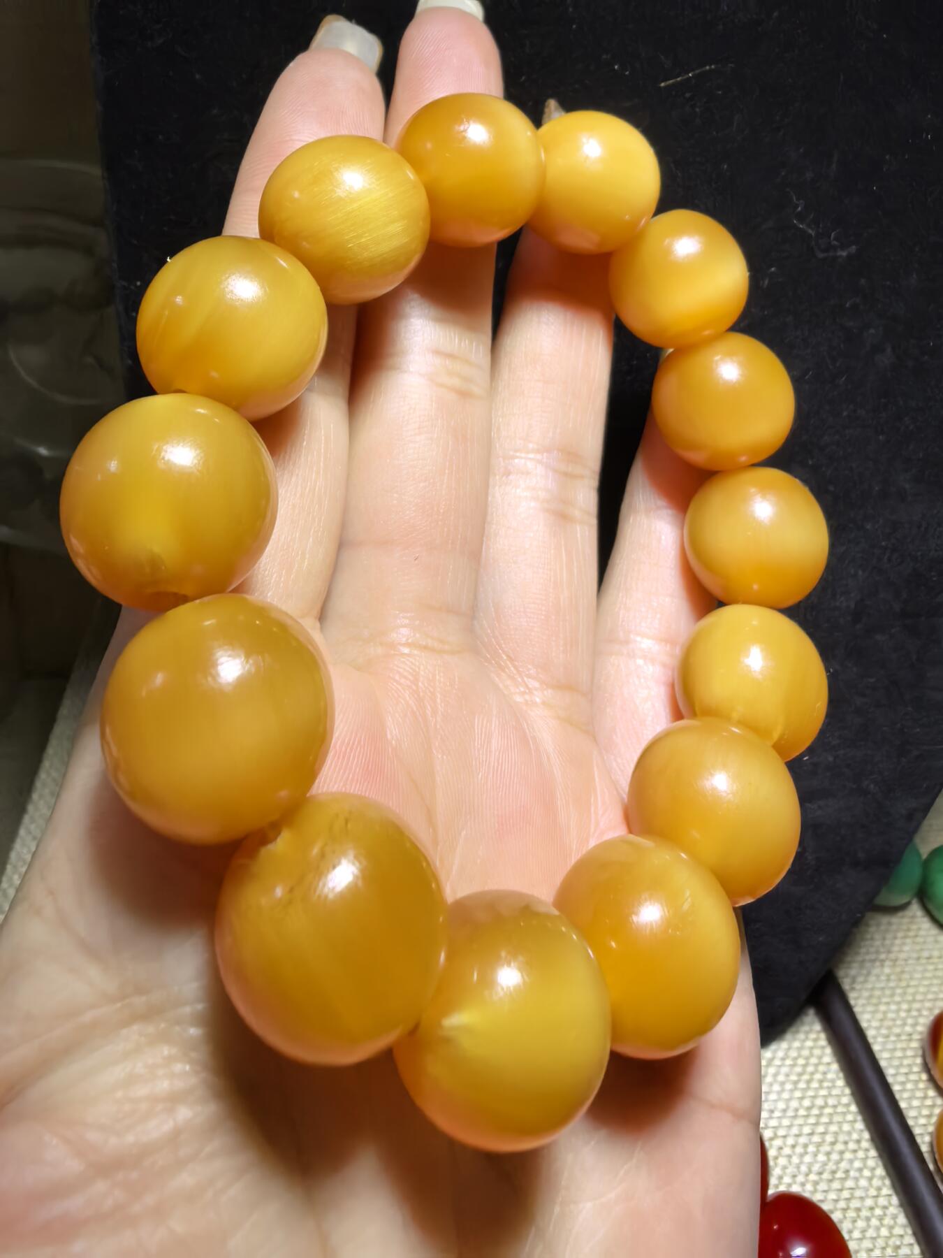 黄金甲佛珠手串，珠体不规圆，已稳定，尺寸1.5cm—1.56cm，温润细腻，猫眼效果较强。