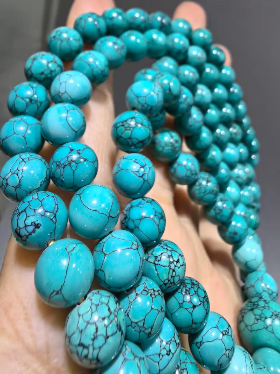 原矿乌兰花高瓷蓝108佛珠手串男女款
瓷度极高
不是所有松石都可以叫高瓷，乌兰花的铁线从可见表面整个贯穿到内部，对松石的瓷度松石硬度都是考验，在打磨成圆珠的过程中稍有闪失那么整颗珠子就废了！这么大尺寸可称为———孤品
尺寸:0.8cm克重:86.1