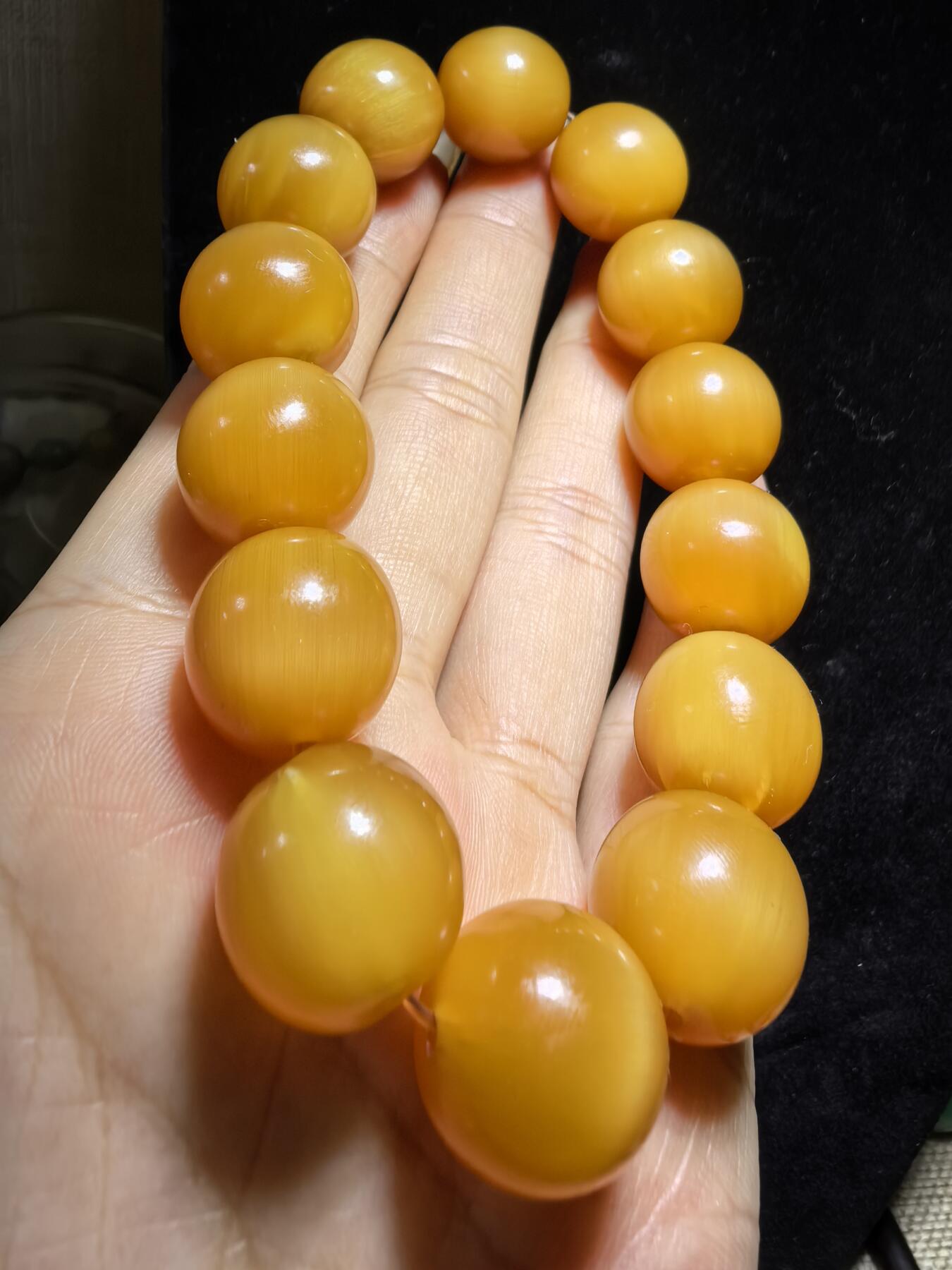 黄金甲佛珠手串，珠体不规圆，已稳定，尺寸1.5cm—1.56cm，温润细腻，猫眼效果较强。
