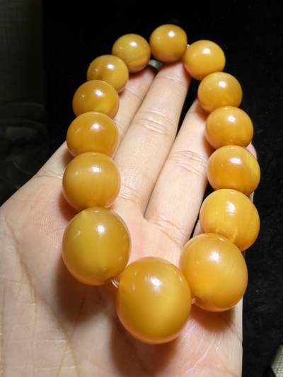黄金甲佛珠手串，珠体不规圆，已稳定，尺寸1.5cm—1.56cm，温润细腻，猫眼效果较强。