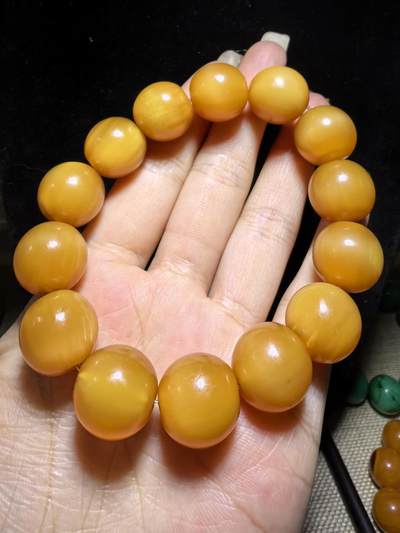 黄金甲佛珠手串，珠体不规圆，已稳定，尺寸1.5cm—1.56cm，温润细腻，猫眼效果较强。