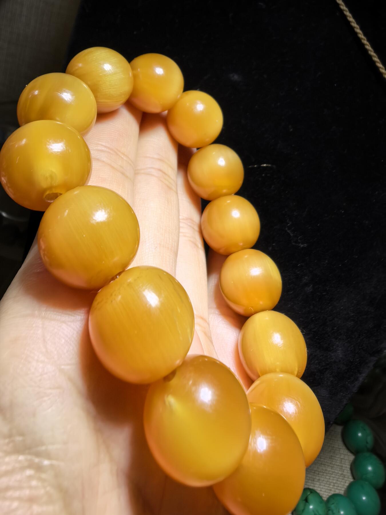 黄金甲佛珠手串，珠体不规圆，已稳定，尺寸1.5cm—1.56cm，温润细腻，猫眼效果较强。