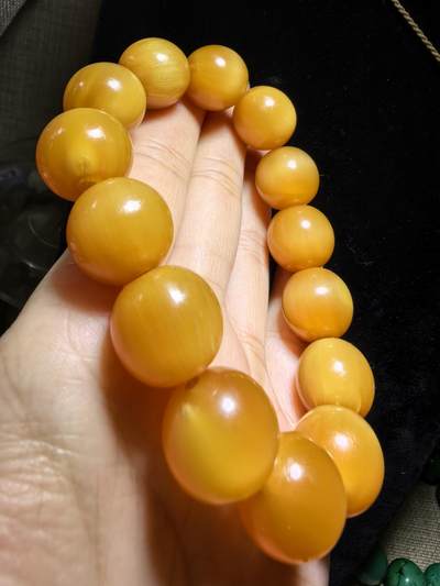 黄金甲佛珠手串，珠体不规圆，已稳定，尺寸1.5cm—1.56cm，温润细腻，猫眼效果较强。