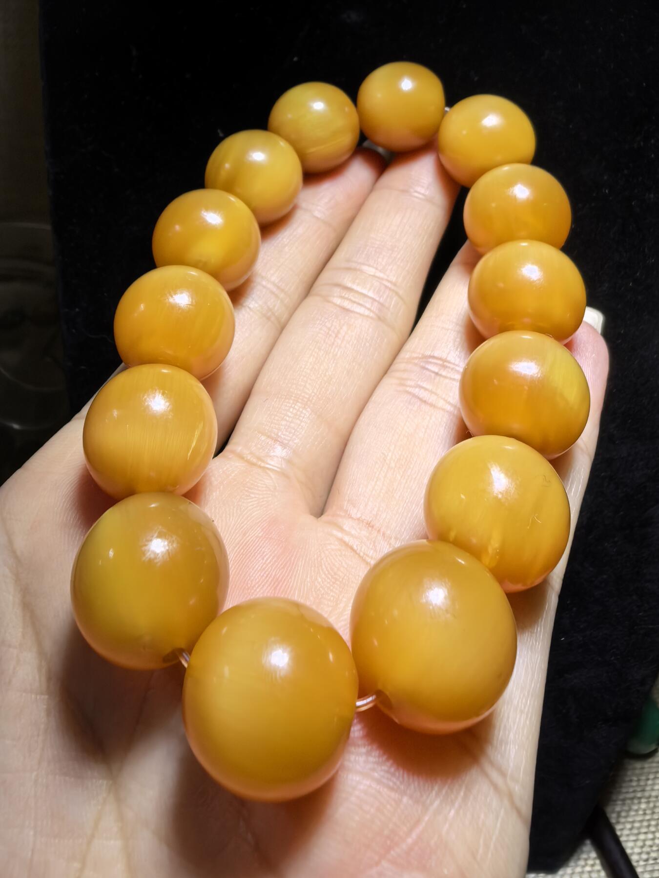 黄金甲佛珠手串，珠体不规圆，已稳定，尺寸1.5cm—1.56cm，温润细腻，猫眼效果较强。
