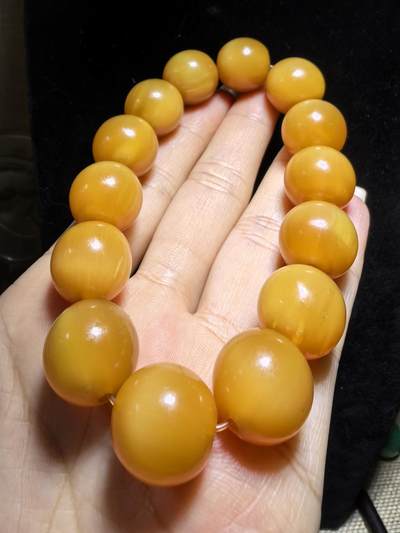 黄金甲佛珠手串，珠体不规圆，已稳定，尺寸1.5cm—1.56cm，温润细腻，猫眼效果较强。