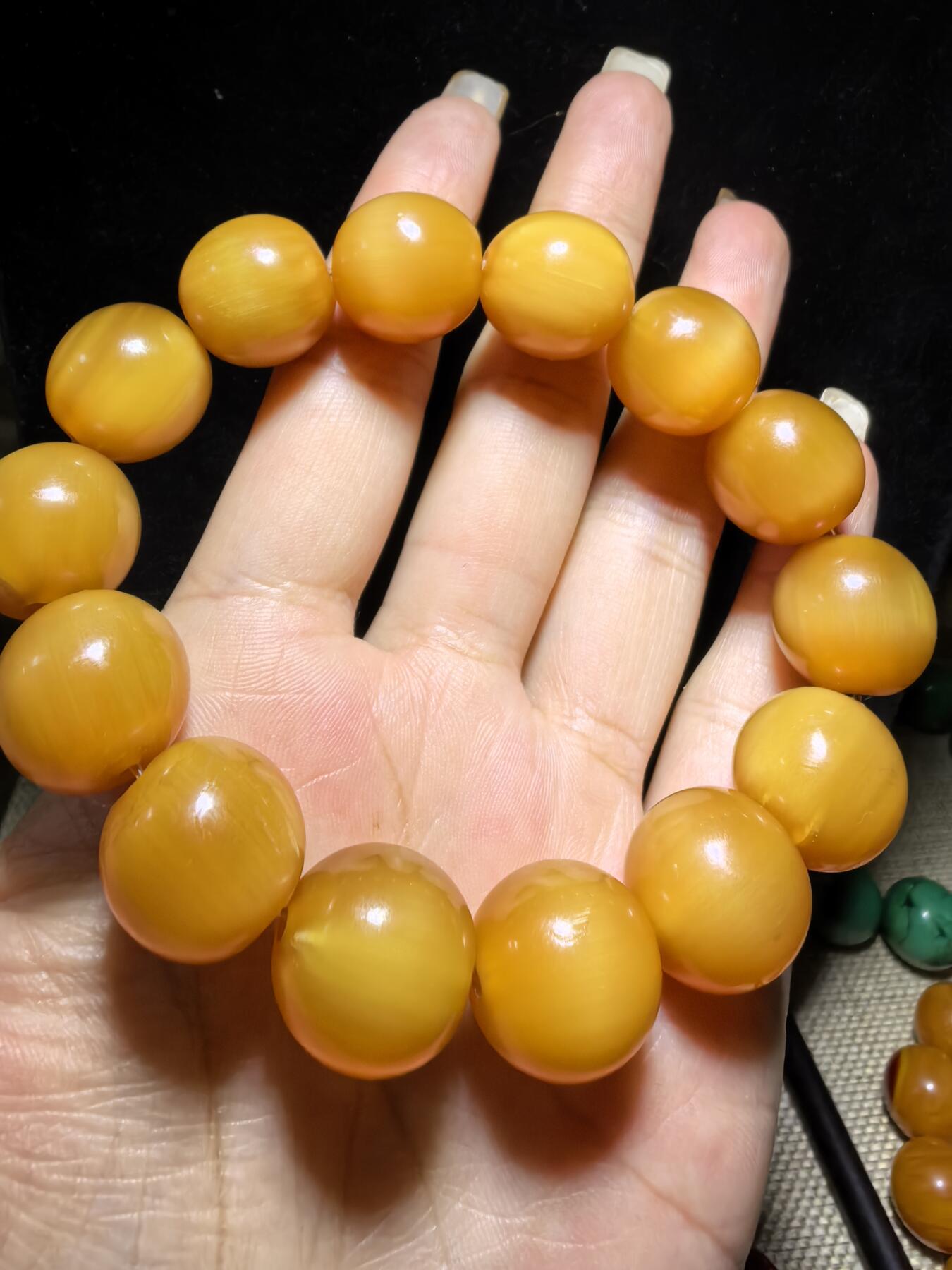 黄金甲佛珠手串，珠体不规圆，已稳定，尺寸1.5cm—1.56cm，温润细腻，猫眼效果较强。