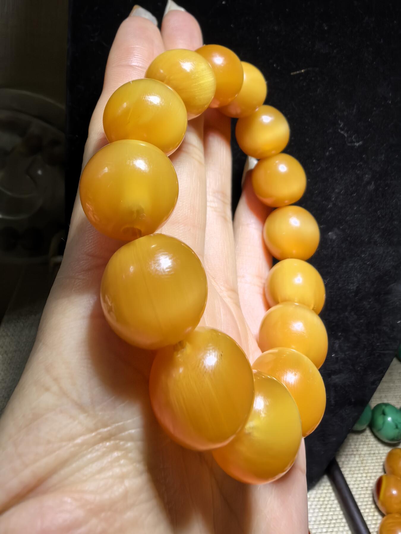 黄金甲佛珠手串，珠体不规圆，已稳定，尺寸1.5cm—1.56cm，温润细腻，猫眼效果较强。