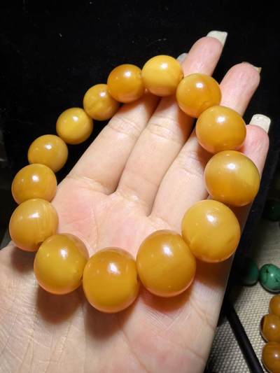 黄金甲佛珠手串，珠体不规圆，已稳定，尺寸1.5cm—1.56cm，温润细腻，猫眼效果较强。