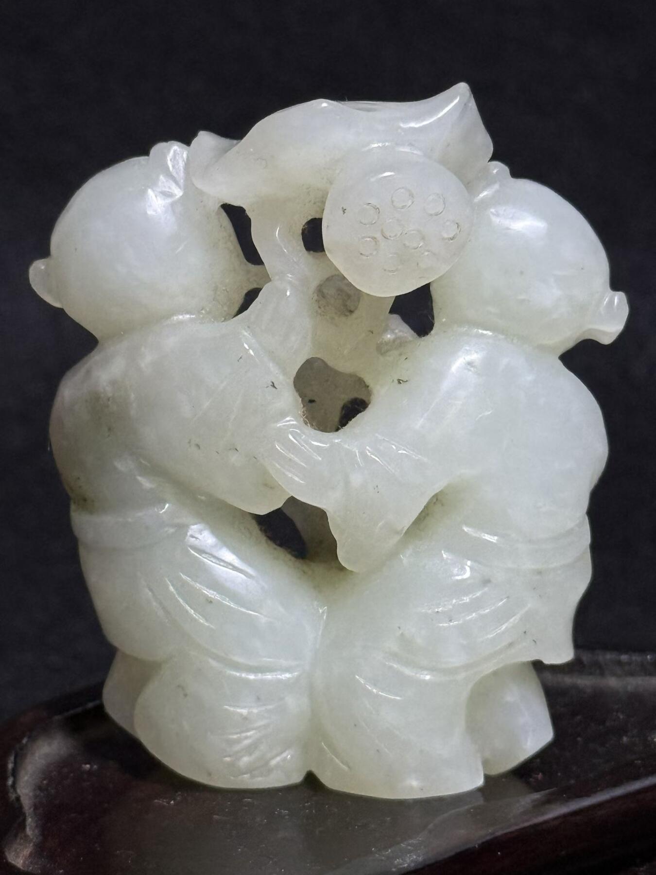 和田玉和合二仙摆件
高约7cm，宽约5.5cm，厚约2.8cm，
玉质温润，雕工细致，童子献寿造型，寓意美好
老玉回流，品相以图为准，局部有自然沁色和包浆
适合收藏或案头摆放