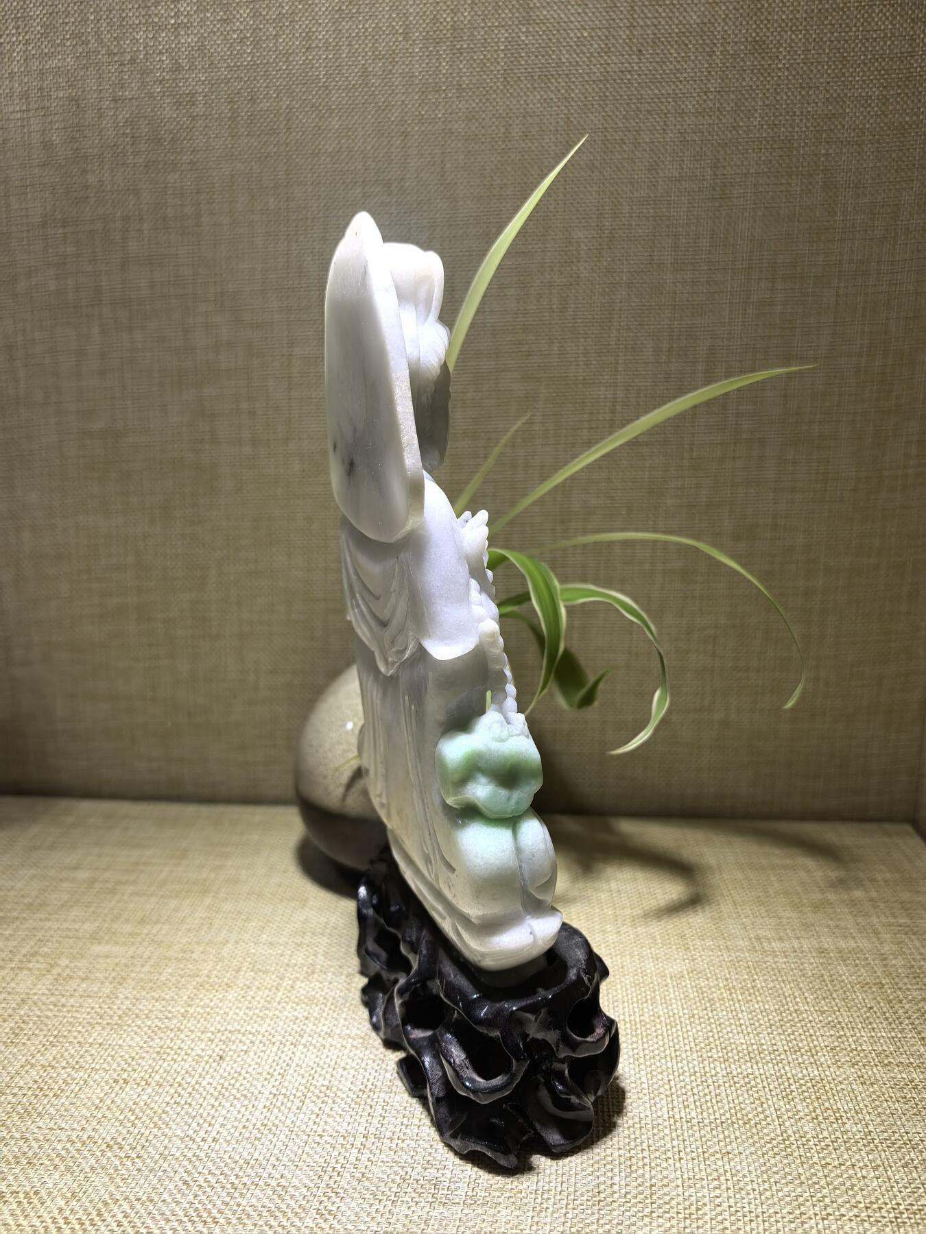纯天然A货翡翠如意观音，乔迁、办公、家居摆件，背部可见天然黄翡沁色，水线，棉絮等。尺寸：含底座高：21.3cm宽13cm厚3cm