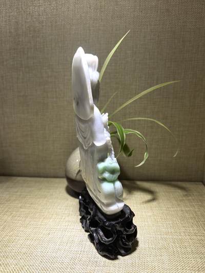 纯天然A货翡翠如意观音，乔迁、办公、家居摆件，背部可见天然黄翡沁色，水线，棉絮等。尺寸：含底座高：21.3cm宽13cm厚3cm