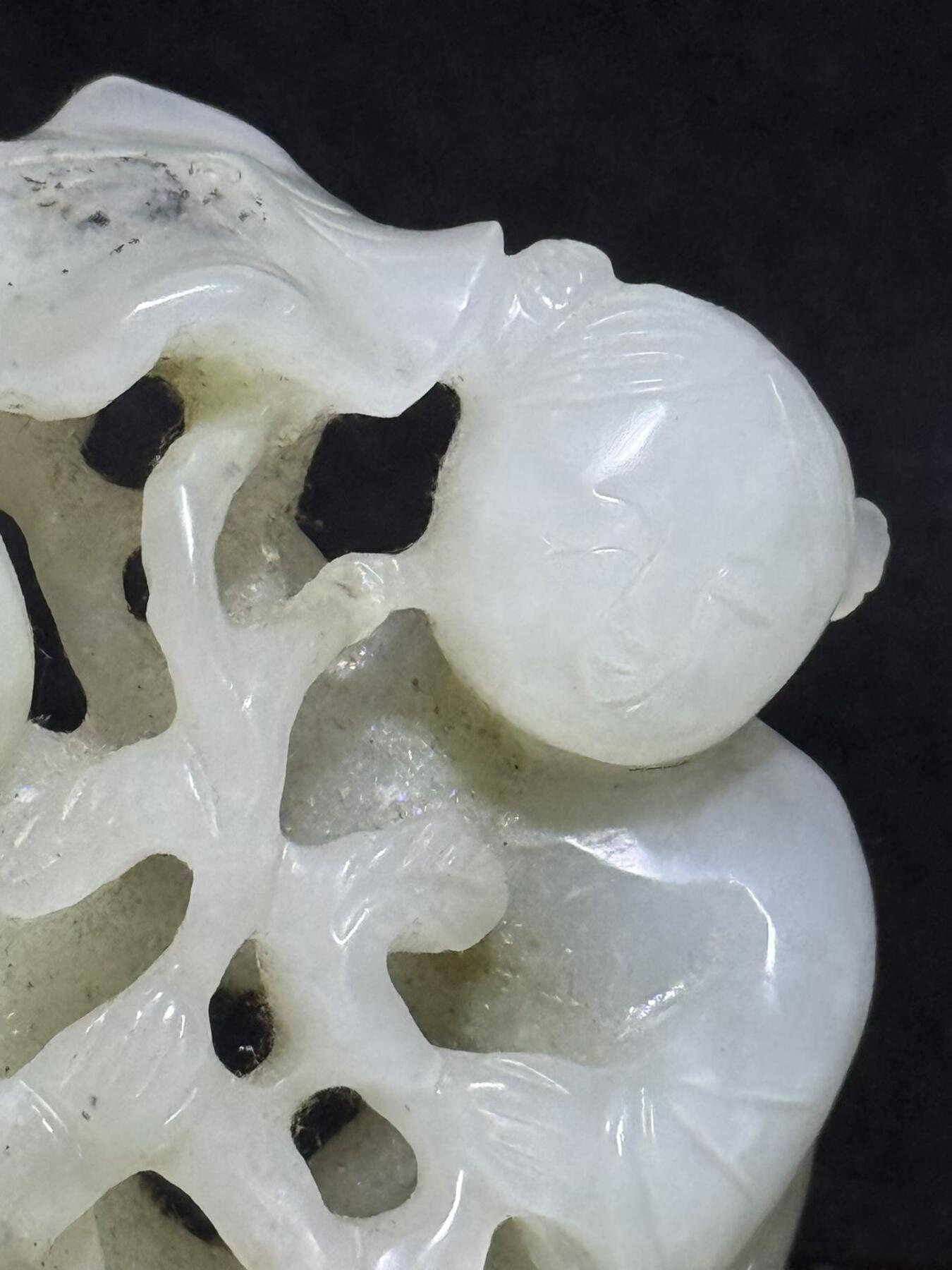 和田玉和合二仙摆件
高约7cm，宽约5.5cm，厚约2.8cm，
玉质温润，雕工细致，童子献寿造型，寓意美好
老玉回流，品相以图为准，局部有自然沁色和包浆
适合收藏或案头摆放