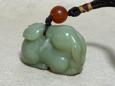 和田玉羊携灵芝手把件
玉质细腻，雕工生动，灵芝造型寓意吉祥
配红玛瑙珠，挂绳完整
成色几乎全新，无明显瑕疵
适合把玩收藏，送礼自用皆宜
无证书，重量约80克