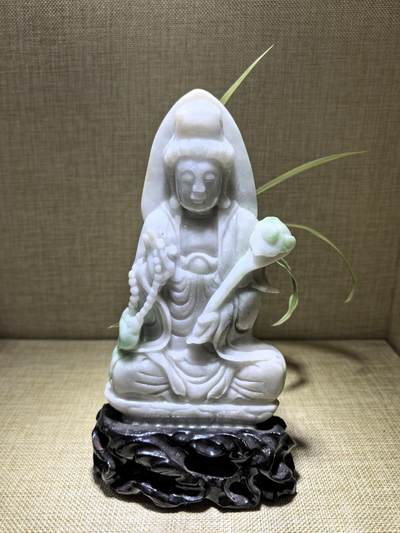 纯天然A货翡翠如意观音，乔迁、办公、家居摆件，背部可见天然黄翡沁色，水线，棉絮等。尺寸：含底座高：21.3cm宽13cm厚3cm