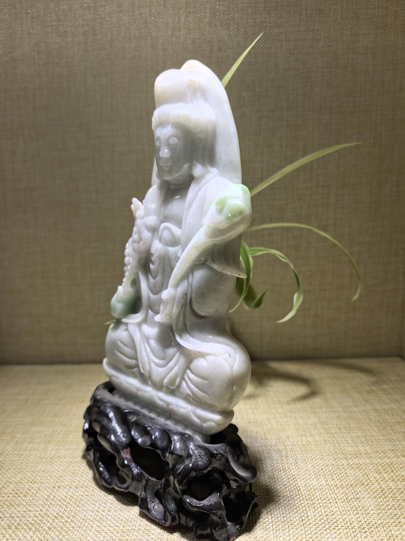 纯天然A货翡翠如意观音，乔迁、办公、家居摆件，背部可见天然黄翡沁色，水线，棉絮等。尺寸：含底座高：21.3cm宽13cm厚3cm