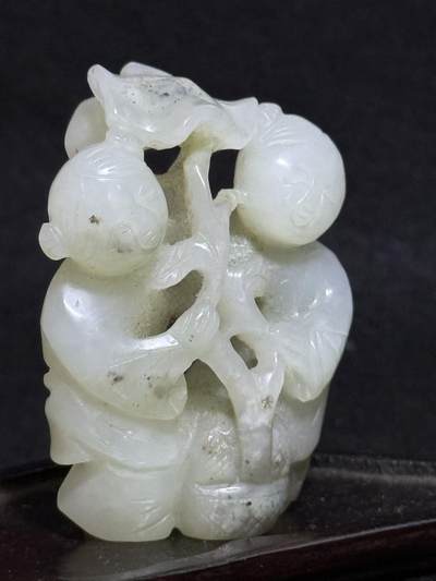 和田玉和合二仙摆件
高约7cm，宽约5.5cm，厚约2.8cm，
玉质温润，雕工细致，童子献寿造型，寓意美好
老玉回流，品相以图为准，局部有自然沁色和包浆
适合收藏或案头摆放