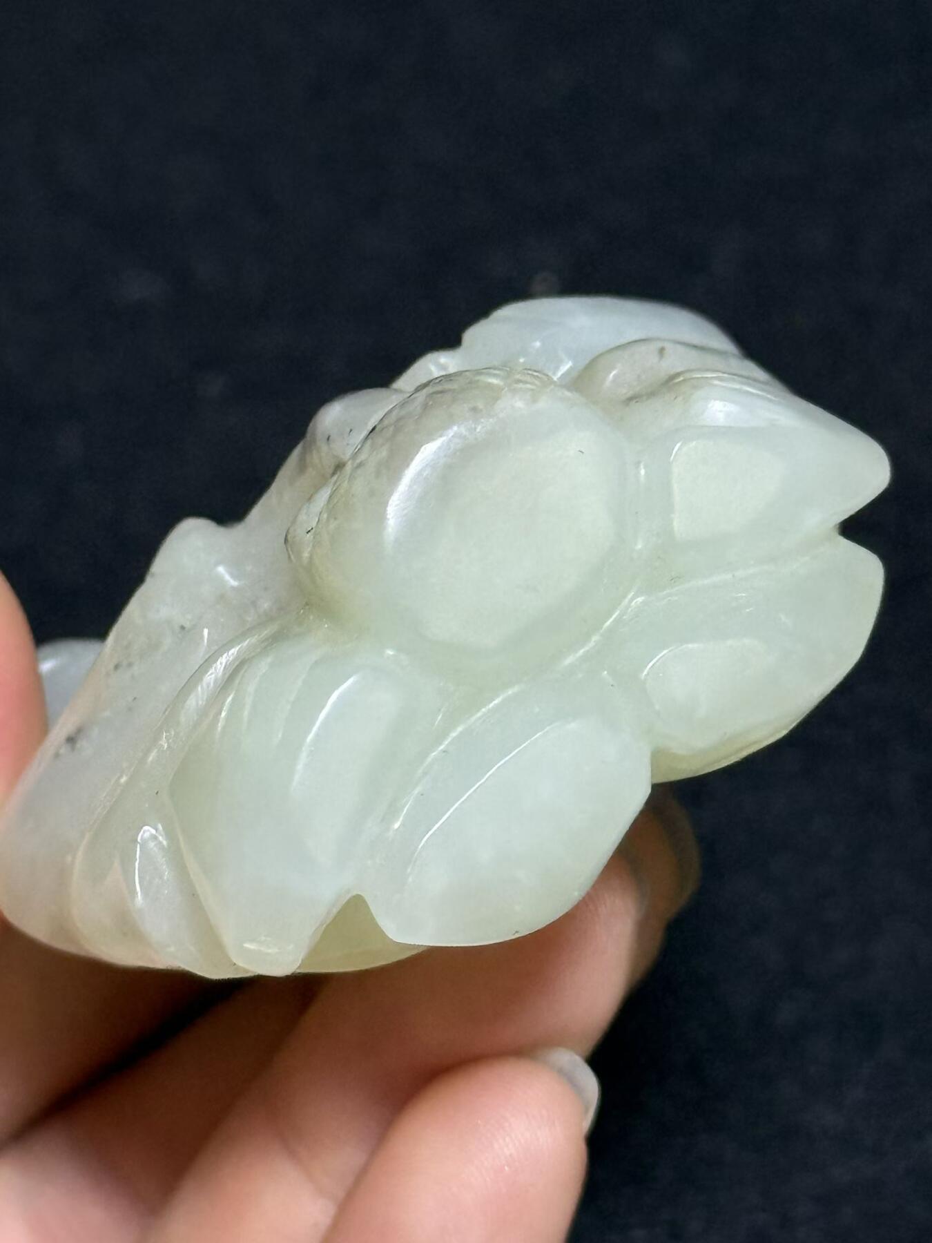 和田玉和合二仙摆件
高约7cm，宽约5.5cm，厚约2.8cm，
玉质温润，雕工细致，童子献寿造型，寓意美好
老玉回流，品相以图为准，局部有自然沁色和包浆
适合收藏或案头摆放