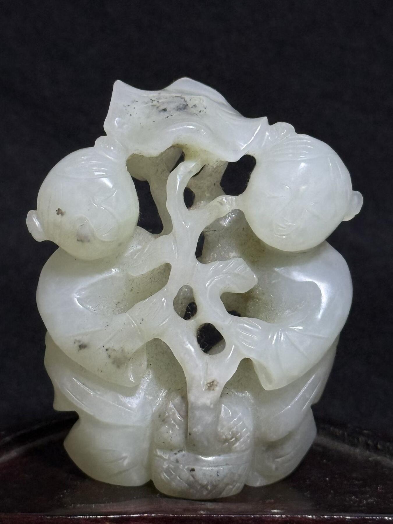 和田玉和合二仙摆件
高约7cm，宽约5.5cm，厚约2.8cm，
玉质温润，雕工细致，童子献寿造型，寓意美好
老玉回流，品相以图为准，局部有自然沁色和包浆
适合收藏或案头摆放