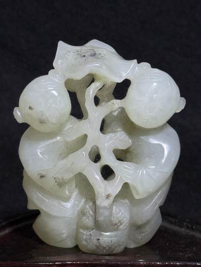 和田玉和合二仙摆件
高约7cm，宽约5.5cm，厚约2.8cm，
玉质温润，雕工细致，童子献寿造型，寓意美好
老玉回流，品相以图为准，局部有自然沁色和包浆
适合收藏或案头摆放