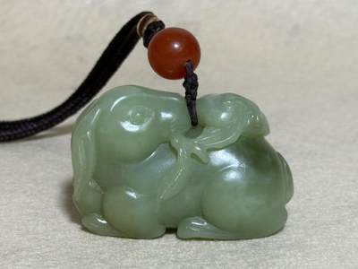 和田玉羊携灵芝手把件
玉质细腻，雕工生动，灵芝造型寓意吉祥
配红玛瑙珠，挂绳完整
成色几乎全新，无明显瑕疵
适合把玩收藏，送礼自用皆宜
无证书，重量约80克