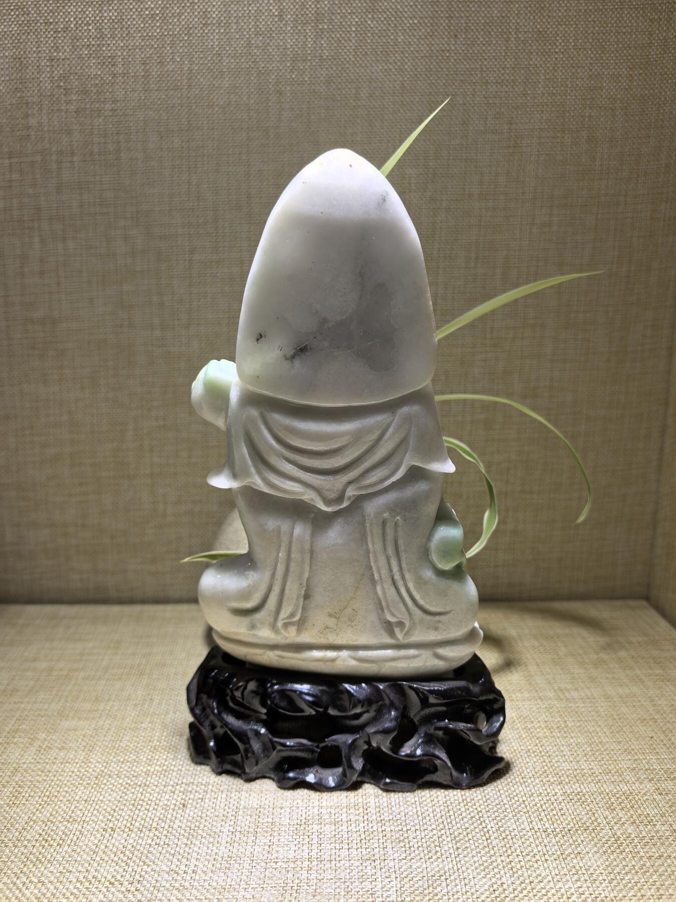 纯天然A货翡翠如意观音，乔迁、办公、家居摆件，背部可见天然黄翡沁色，水线，棉絮等。尺寸：含底座高：21.3cm宽13cm厚3cm