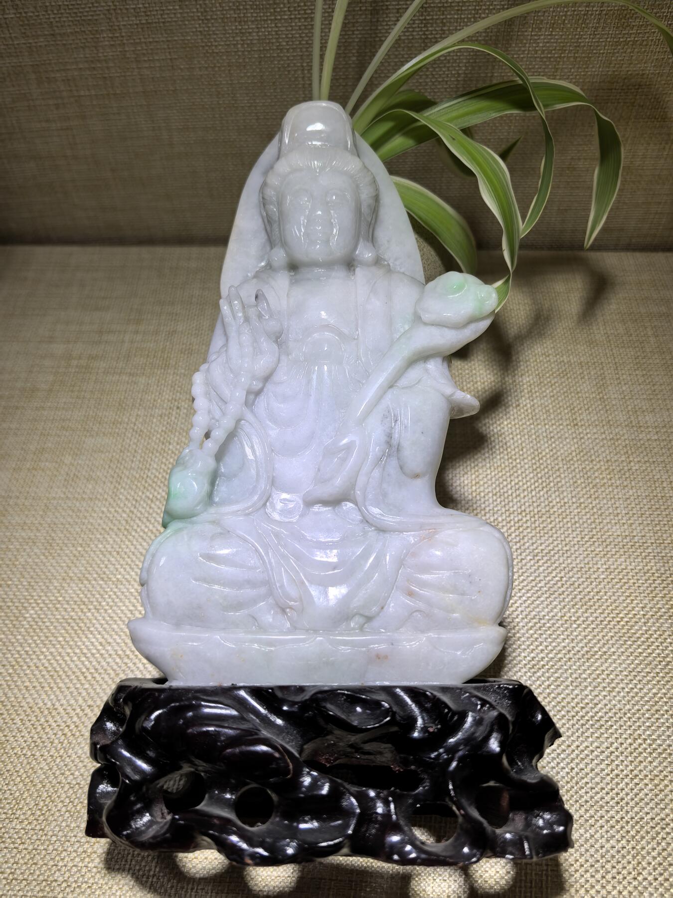 纯天然A货翡翠如意观音，乔迁、办公、家居摆件，背部可见天然黄翡沁色，水线，棉絮等。尺寸：含底座高：21.3cm宽13cm厚3cm