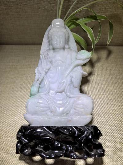 纯天然A货翡翠如意观音，乔迁、办公、家居摆件，背部可见天然黄翡沁色，水线，棉絮等。尺寸：含底座高：21.3cm宽13cm厚3cm