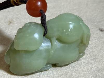 和田玉羊携灵芝手把件
玉质细腻，雕工生动，灵芝造型寓意吉祥
配红玛瑙珠，挂绳完整
成色几乎全新，无明显瑕疵
适合把玩收藏，送礼自用皆宜
无证书，重量约80克