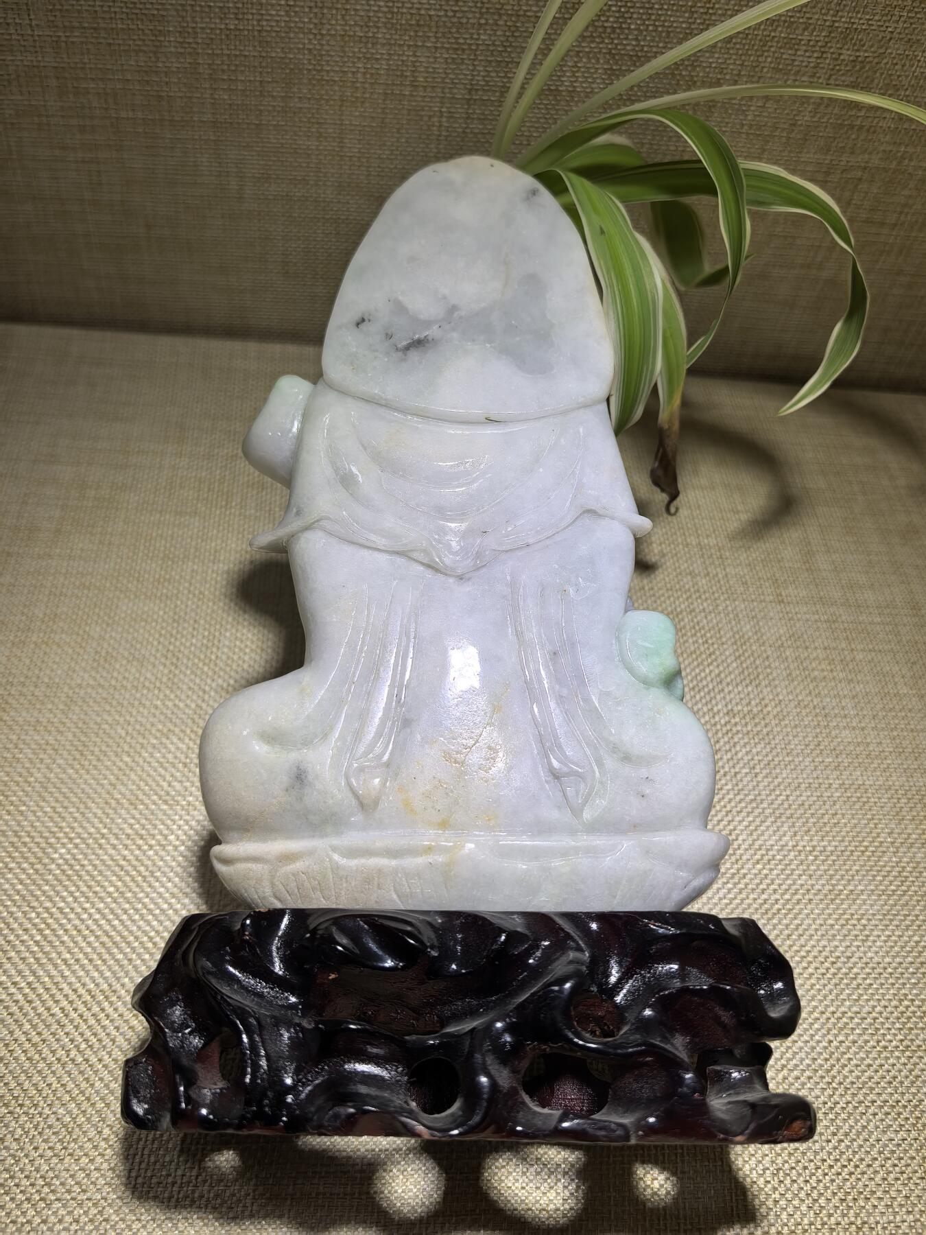 纯天然A货翡翠如意观音，乔迁、办公、家居摆件，背部可见天然黄翡沁色，水线，棉絮等。尺寸：含底座高：21.3cm宽13cm厚3cm
