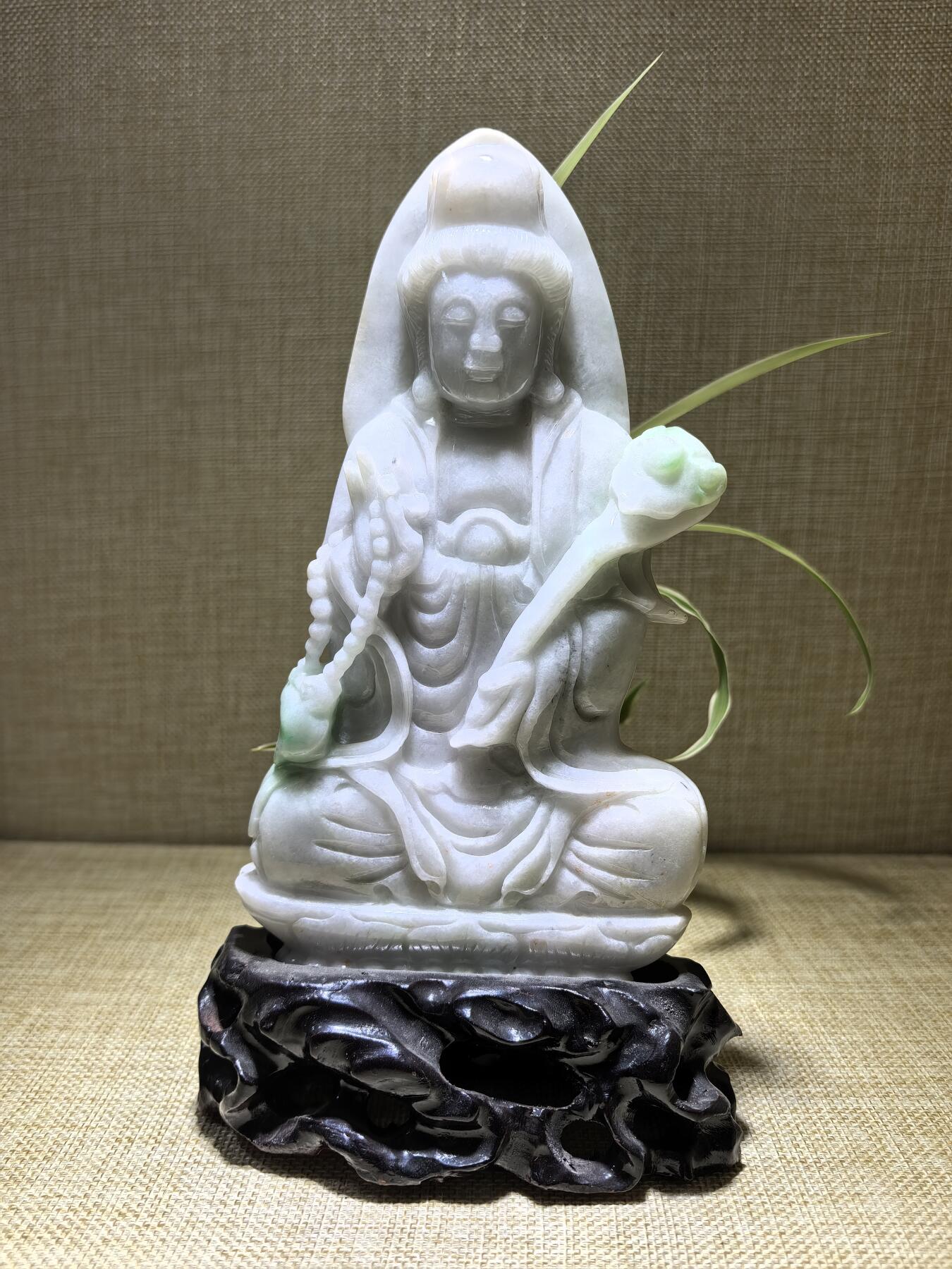 纯天然A货翡翠如意观音，乔迁、办公、家居摆件，背部可见天然黄翡沁色，水线，棉絮等。尺寸：含底座高：21.3cm宽13cm厚3cm
