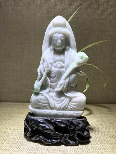 纯天然A货翡翠如意观音，乔迁、办公、家居摆件，背部可见天然黄翡沁色，水线，棉絮等。尺寸：含底座高：21.3cm宽13cm厚3cm