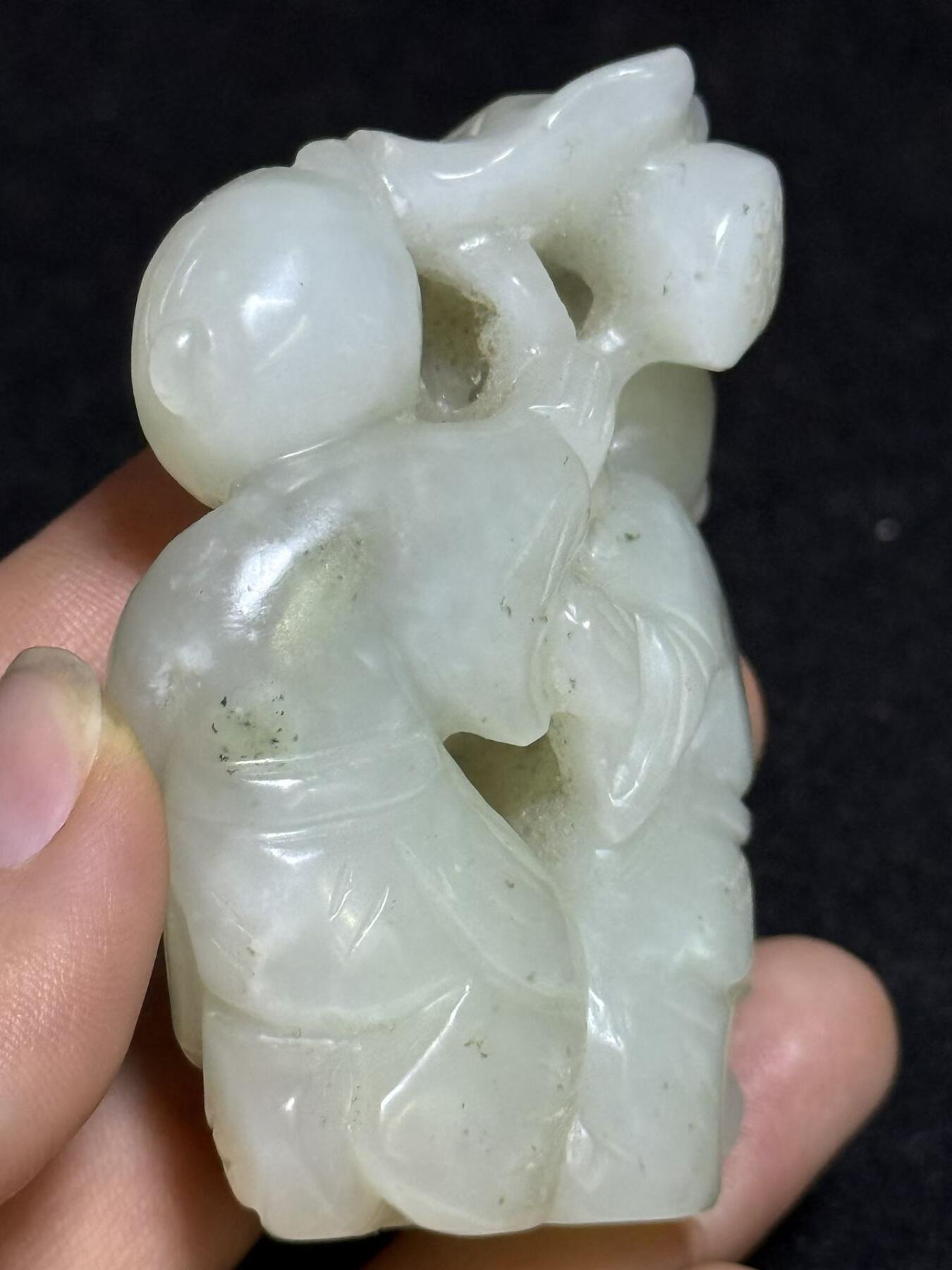 和田玉和合二仙摆件
高约7cm，宽约5.5cm，厚约2.8cm，
玉质温润，雕工细致，童子献寿造型，寓意美好
老玉回流，品相以图为准，局部有自然沁色和包浆
适合收藏或案头摆放