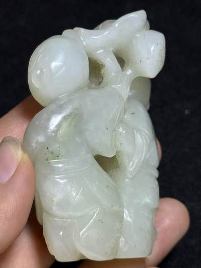 和田玉和合二仙摆件
高约7cm，宽约5.5cm，厚约2.8cm，
玉质温润，雕工细致，童子献寿造型，寓意美好
老玉回流，品相以图为准，局部有自然沁色和包浆
适合收藏或案头摆放