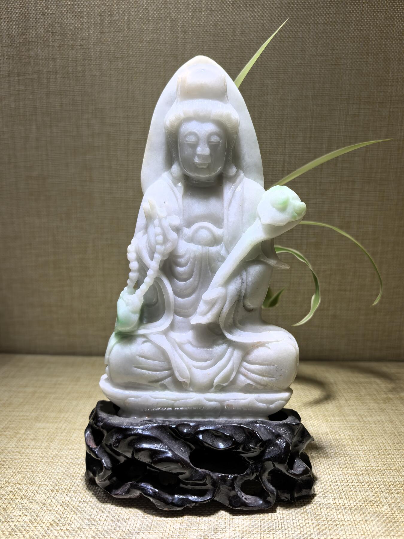 纯天然A货翡翠如意观音，乔迁、办公、家居摆件，背部可见天然黄翡沁色，水线，棉絮等。尺寸：含底座高：21.3cm宽13cm厚3cm