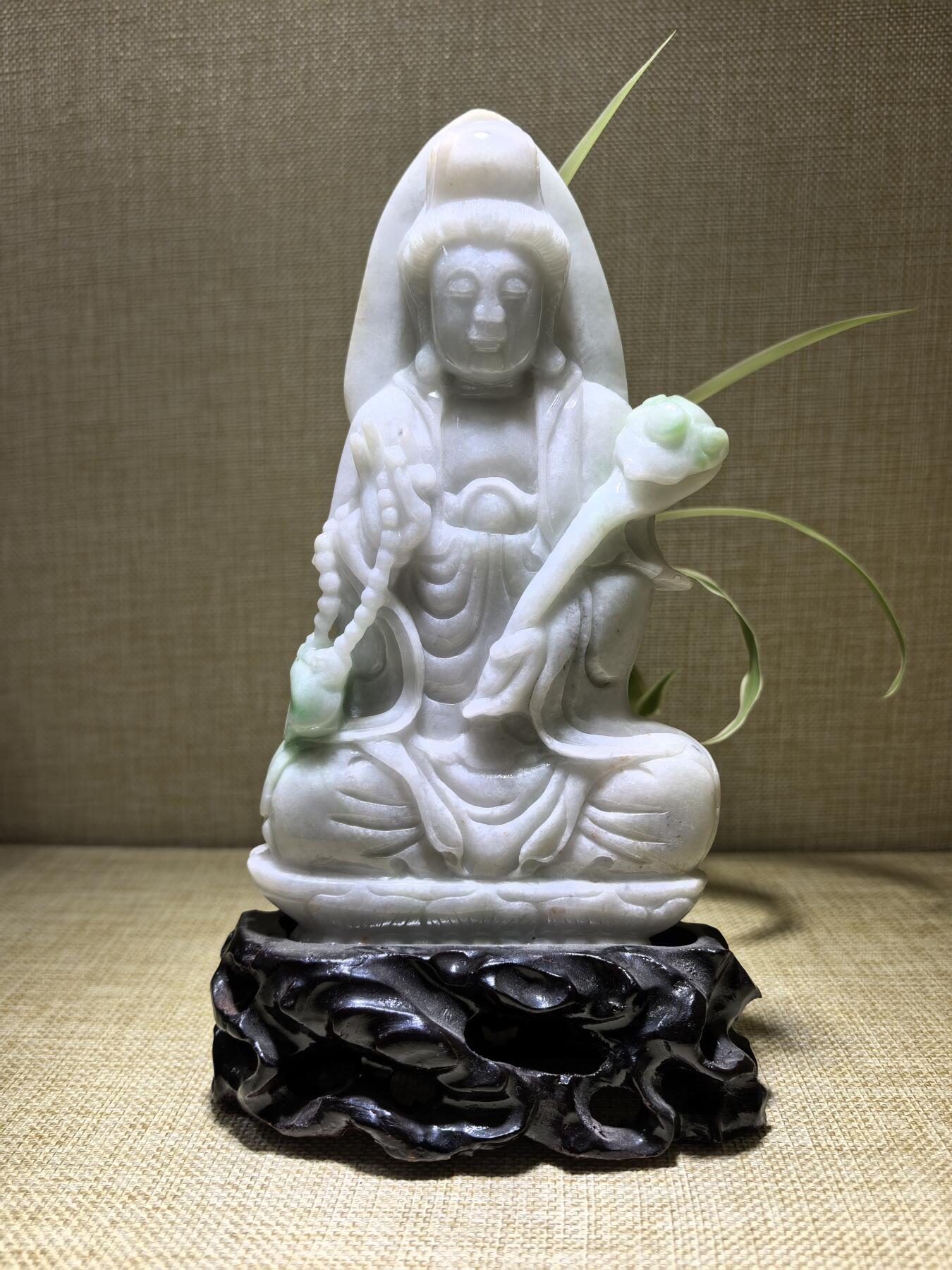 纯天然A货翡翠如意观音，乔迁、办公、家居摆件，背部可见天然黄翡沁色，水线，棉絮等。尺寸：含底座高：21.3cm宽13cm厚3cm