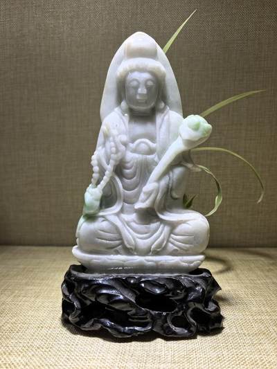 纯天然A货翡翠如意观音，乔迁、办公、家居摆件，背部可见天然黄翡沁色，水线，棉絮等。尺寸：含底座高：21.3cm宽13cm厚3cm