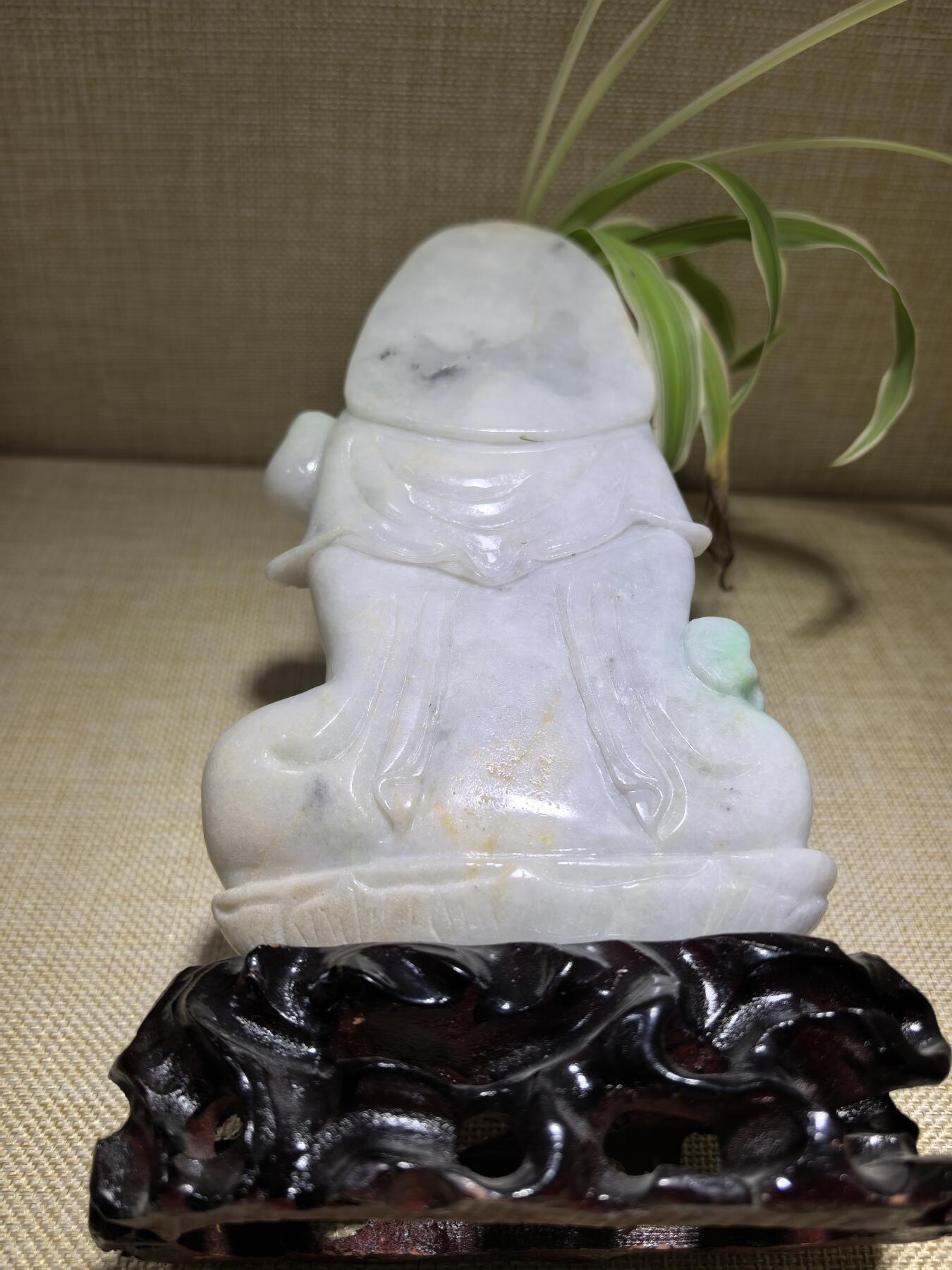 纯天然A货翡翠如意观音，乔迁、办公、家居摆件，背部可见天然黄翡沁色，水线，棉絮等。尺寸：含底座高：21.3cm宽13cm厚3cm