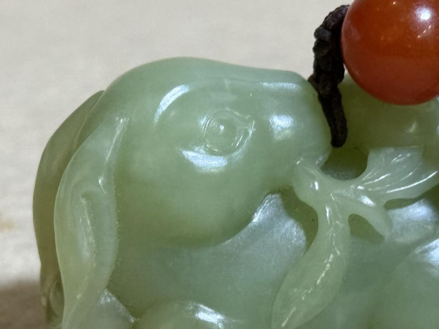 和田玉羊携灵芝手把件
玉质细腻，雕工生动，灵芝造型寓意吉祥
配红玛瑙珠，挂绳完整
成色几乎全新，无明显瑕疵
适合把玩收藏，送礼自用皆宜
无证书，重量约80克