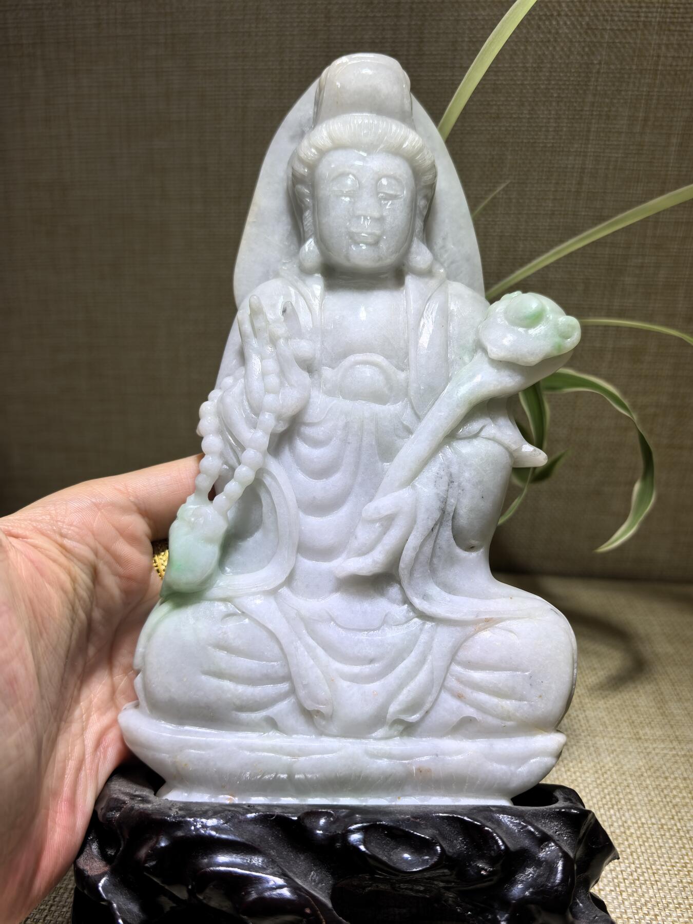 纯天然A货翡翠如意观音，乔迁、办公、家居摆件，背部可见天然黄翡沁色，水线，棉絮等。尺寸：含底座高：21.3cm宽13cm厚3cm