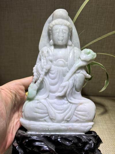 纯天然A货翡翠如意观音，乔迁、办公、家居摆件，背部可见天然黄翡沁色，水线，棉絮等。尺寸：含底座高：21.3cm宽13cm厚3cm